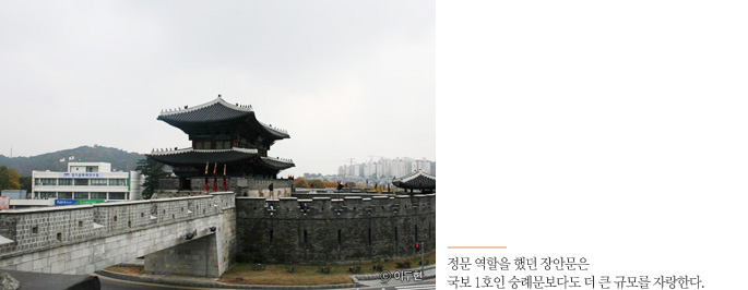 수원 화성 내에 행궁을 세우고, 그 앞으로 수원부 주민들이 이주 할 거주지도 마련하였다.